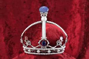 ジュエリーカミネ三宮店にて手塚治虫「リボンの騎士」サファイア姫の王冠を展示
